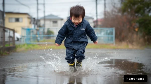 水たまりで遊ぶ子供