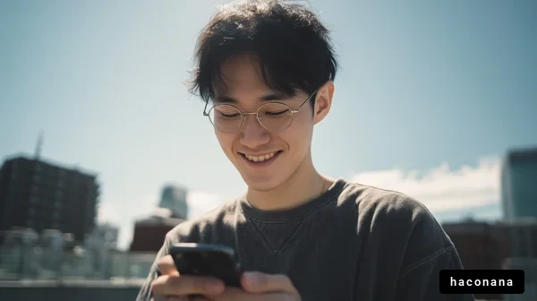 屋外で笑顔の若者