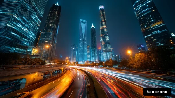 夜の都市風景と車の流れ