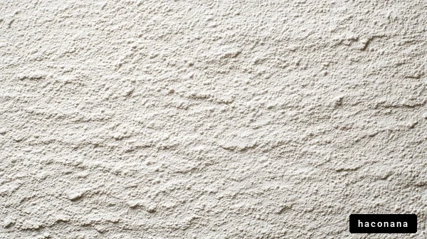 テクスチャ豊かな白い壁