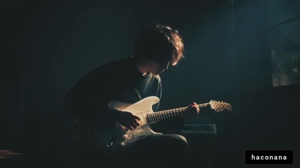 ギターを弾く青年のシルエット