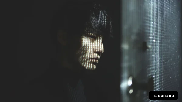 影の中の静寂な表情