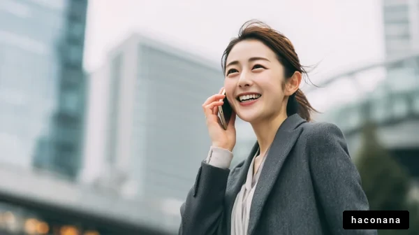 笑顔で電話をする女性