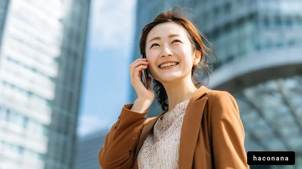 電話をしながら笑顔の女性