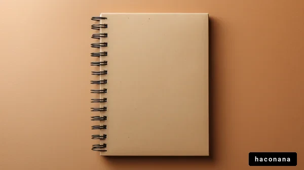 無地のノートとシンプルな背景