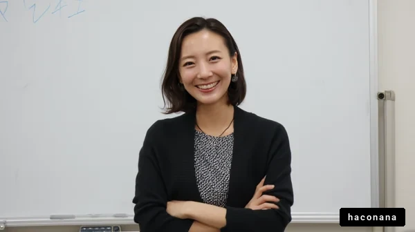 笑顔の女性とホワイトボード