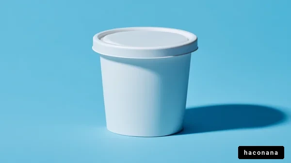 真っ白なカップと青い背景