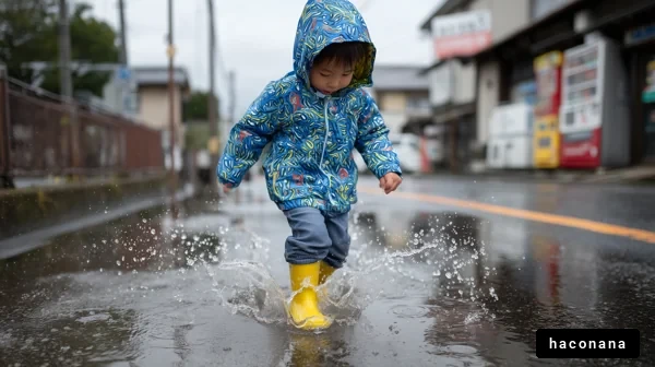 雨の中で遊ぶ子供