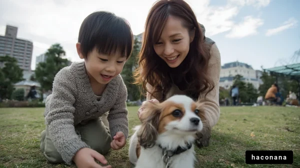 公園で遊ぶ親子と犬