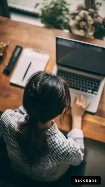 デスクで作業する人