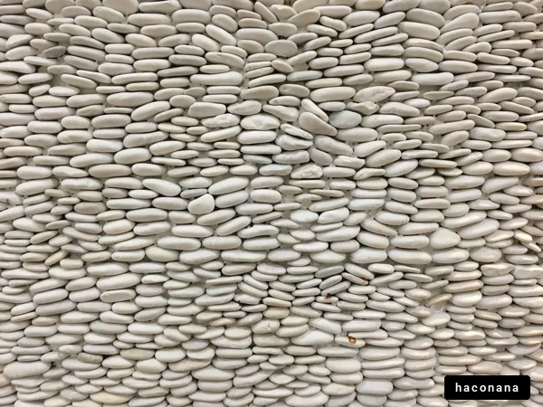 白い小石のデザイン