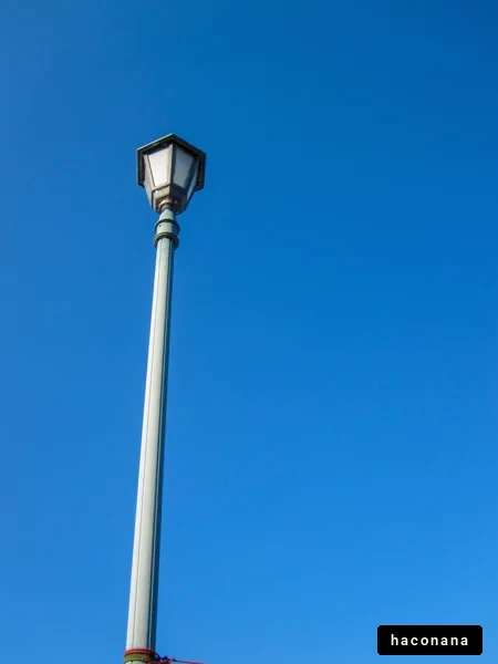 青空に映える街灯