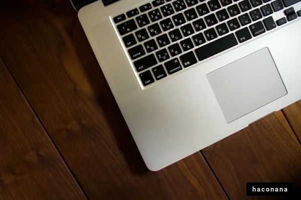 ノートパソコンと木のテーブル
