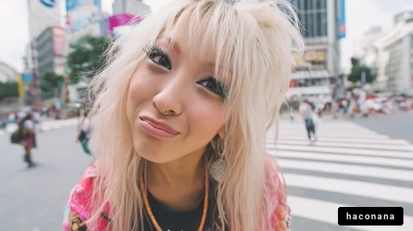 渋谷の街で微笑む女性