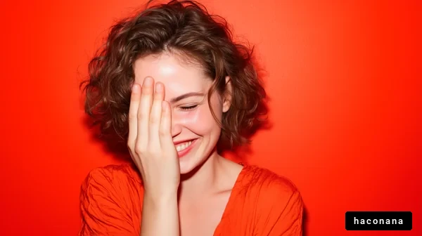 赤い背景で笑顔の女性