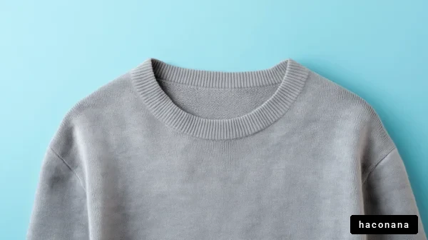 シンプルなグレーのスウェット