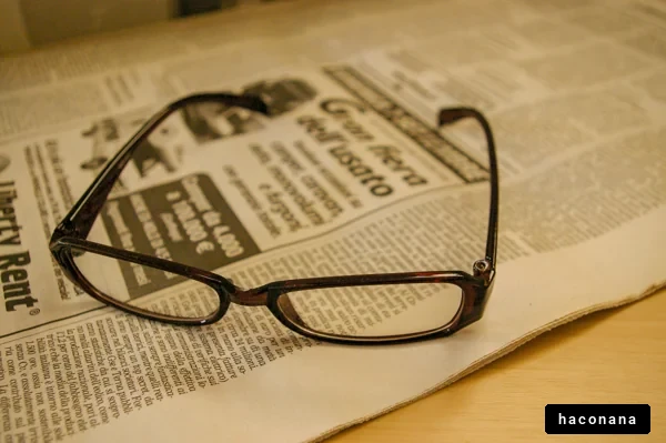 メガネと新聞の組み合わせ