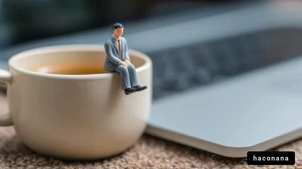 カップの上に座る人物のフィギュア