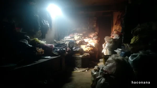 雑然とした部屋の光景