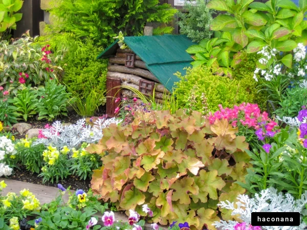 色とりどりの花々と小屋