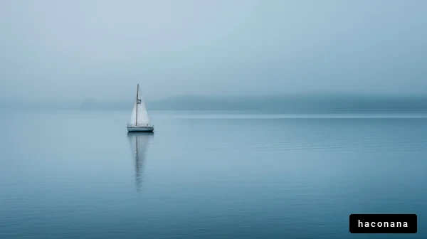 霧の中の静かなヨット