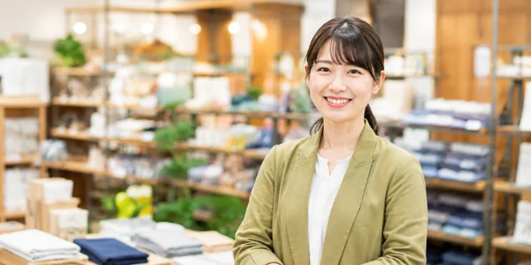 雑貨店で笑顔の女性スタッフ