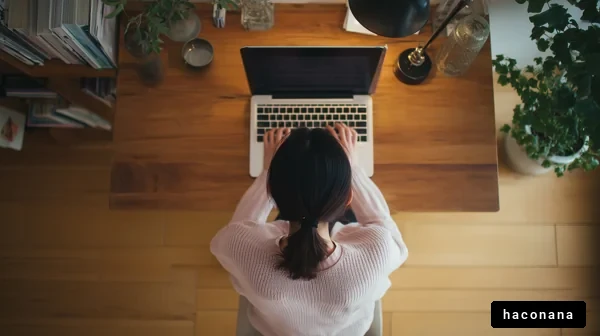 デスクで作業中の女性