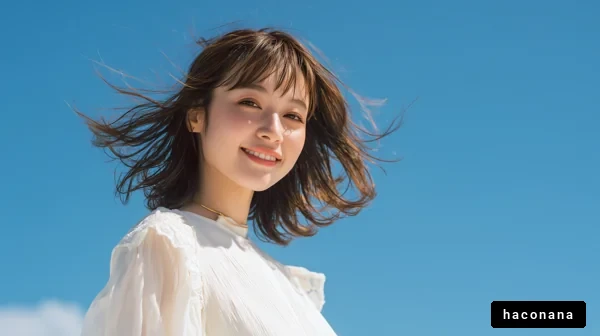 青空の下で笑う女性