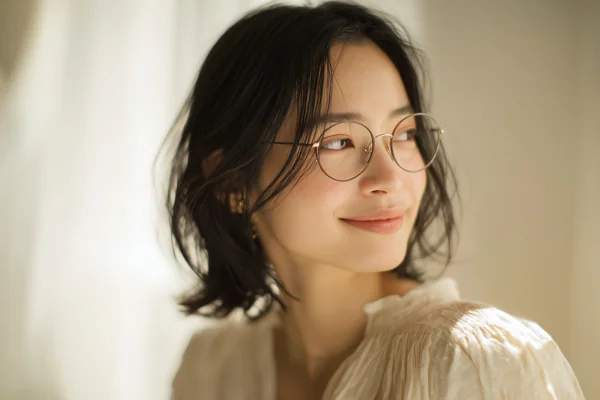眼鏡をかけた女性の柔らかな笑顔