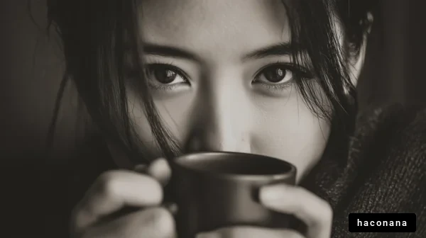 暖かい飲み物を楽しむ女性