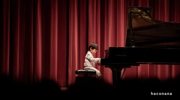 子供のピアノ演奏