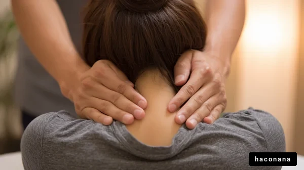 首のマッサージを受ける女性