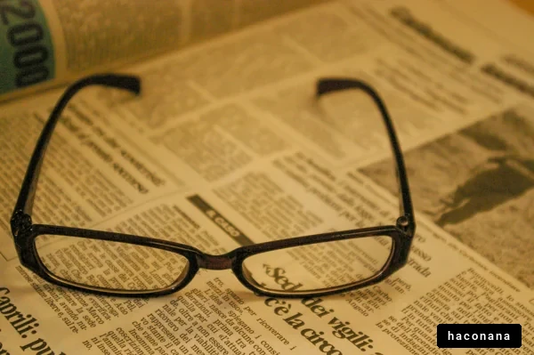 眼鏡と新聞の静物