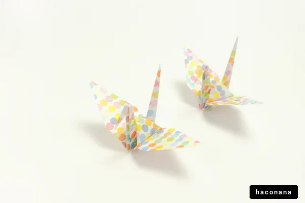 カラフルな折り紙の鶴