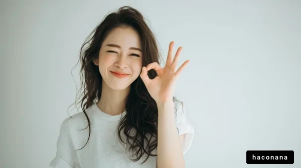 笑顔でサインを送る女性