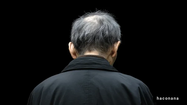 後ろ姿の老人の写真