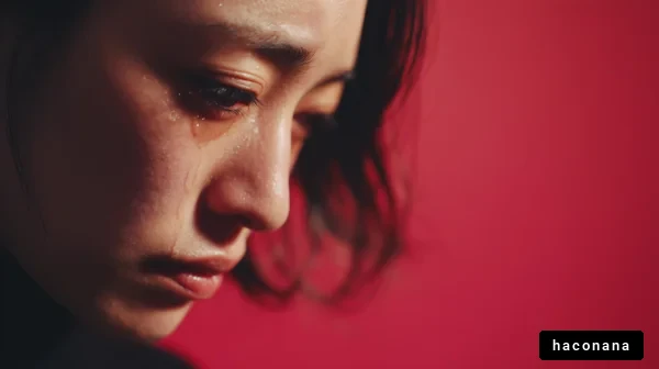 感情的な女性の表情