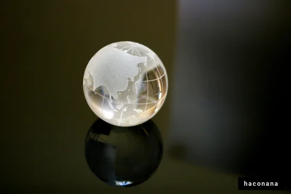 透明な地球儀のオブジェ