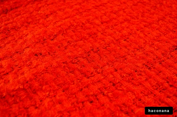 鮮やかな赤い布地