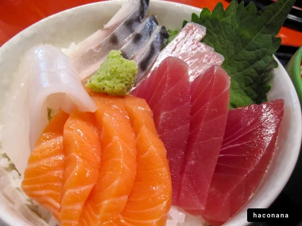 新鮮な寿司丼の盛り付け