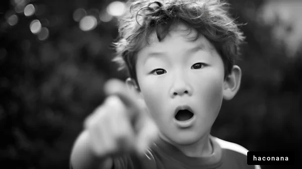 驚きの表情をした子供