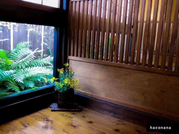 和風の室内と緑の景色