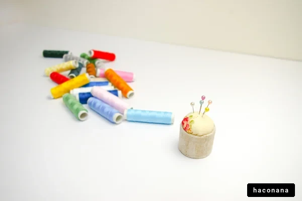 カラフルな糸とピンクッション