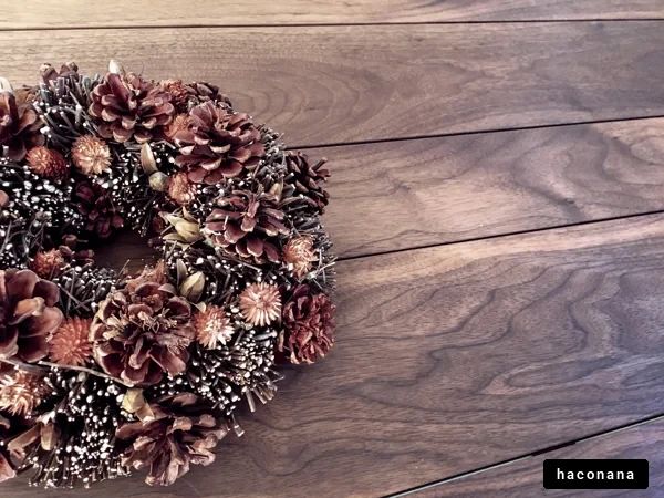 秋の飾りと木のテーブル