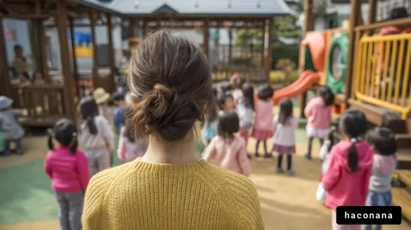 子供たちが遊ぶ公園の風景