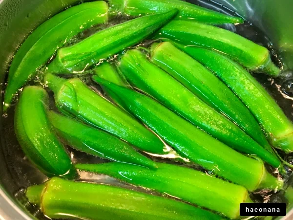 新鮮なオクラの調理