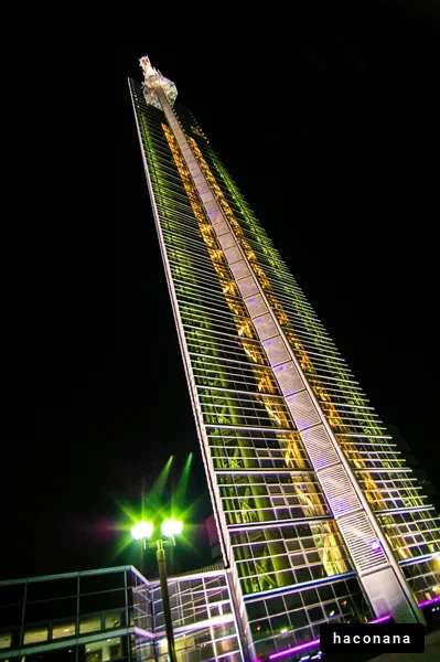 夜の高層ビルと街灯