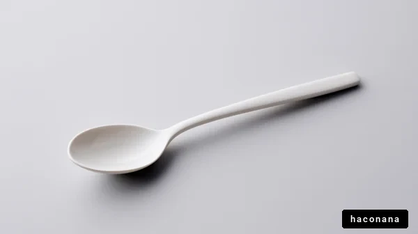 シンプルな白いスプーン