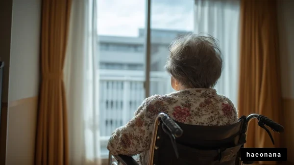 窓の外を見つめる高齢者