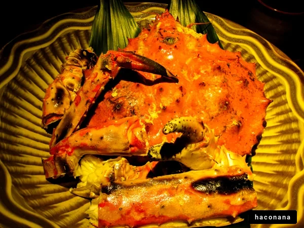 鮮やかな蟹料理の盛り付け